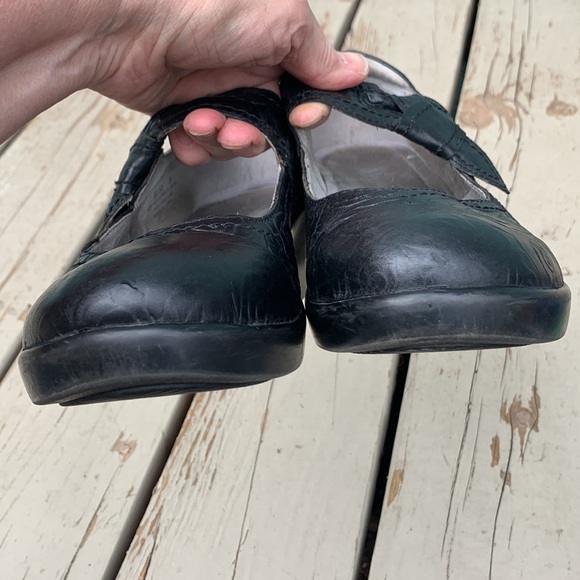 embossed roses black Mary Janes - Picture 9 of 13